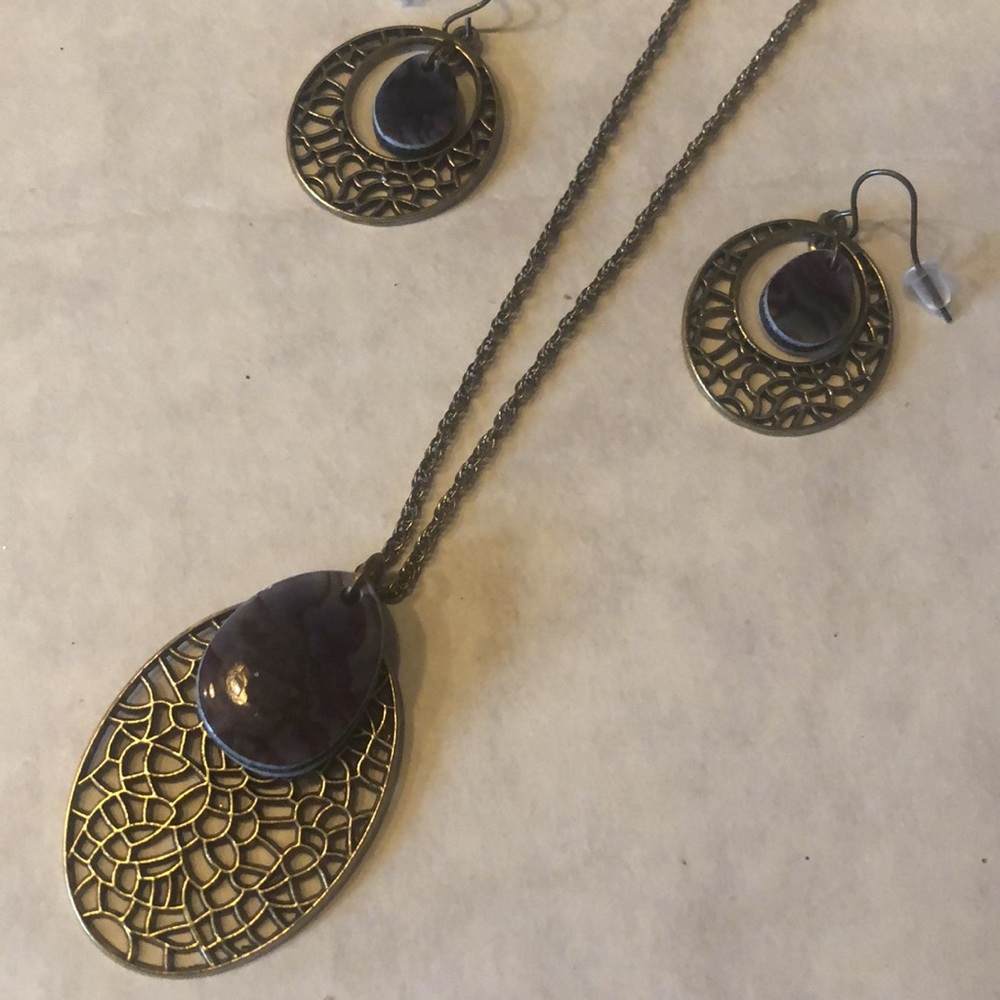 NWOT Filigree Gold Faux Shell Look With Earrings Necklace